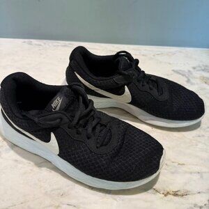 Nike Tanjun Black and White Running Shoe, Size 8